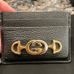 Excellent condition double chain Gucci cardholder. Come with original box.